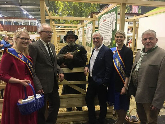 Staatssekretär Jochen Flasbarth, Bundesumweltministerium, zu Besuch am VDL/BDZ-Stand auf der Grünen Woche in Halle 25, Berlin