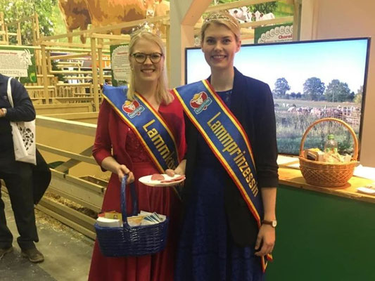 Nordfriesische Lammkönigin und Prinzessin als Repräsentanten der nordfriesischen Schafzucht und -haltung zu Besuch am VDL/BDZ-Stand.