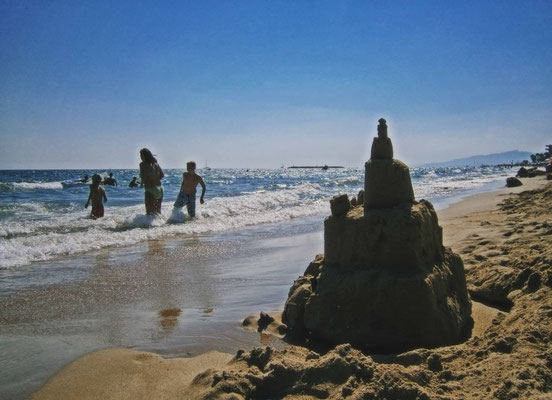 Strandszene mit Sandburg
