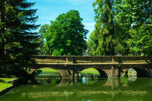 Die Zugangsbrücke des Schlosses Eichtersheim