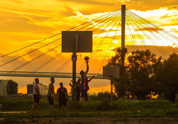Abendsport vor brennender Abendkulisse
