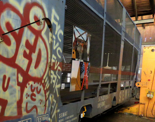 © alle Dibond Fotos hängen an einem Bahnwagen für den Autotransport