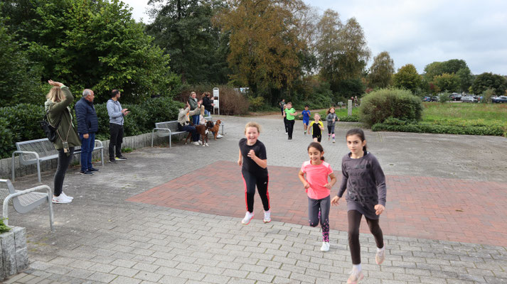 Die Fans am Spielplatz