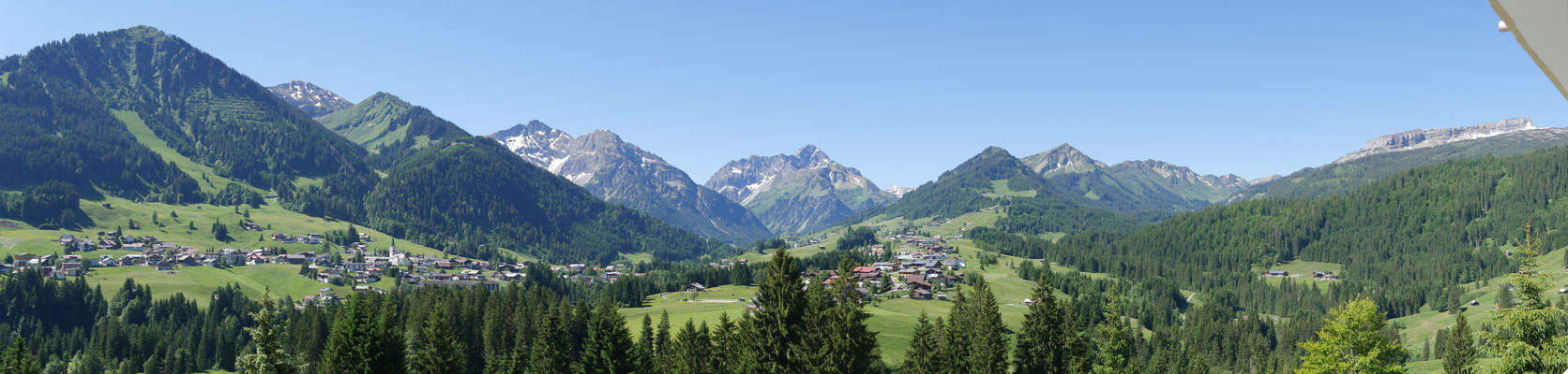 Panoramablick vom Balkon