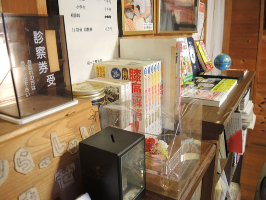 待合室には、本棚を設置しています。