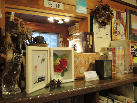お客さまいただいたアート作品たちがお出迎えをしてくれます。