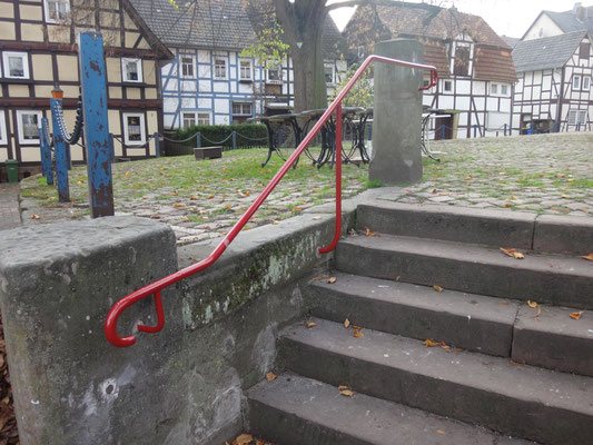 Ohne Bücken auf den Kirchplatz - und sicher wieder herunter: Sie haben es ermöglicht!