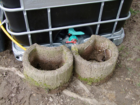 Vorsichtshalber haben wir den Wasserhahn ein wenig eingekesselt, damit sie ihn nicht selber öffnen.