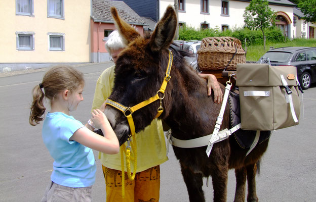 Unterwegs treffen wir auf Kinder, die von den Eseln total begeistert sind.