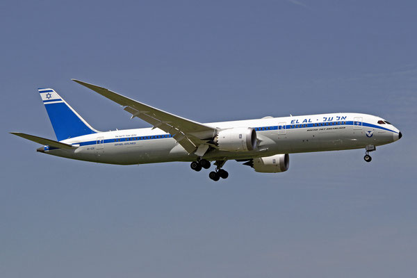 Die El Al Boeing 787-958 4X-EDF "Rehovot" ("רְחוֹבוֹת") trägt aus Anlass des 70. Unabhängigkeitstages des Staates Israel Retrofarben, hier beim Anflug auf die Bahn 09L am 28. Juni 2019.