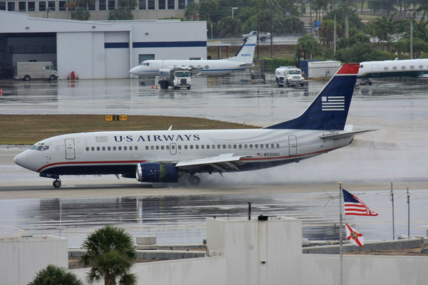 US Airways Boeing 737-300 nach der Landung. Im Hintergrund steht eine Gulfstream I.