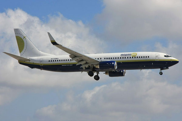Miami Air mit einer Boeing 737-800. Sie fliegen auch regelmäßi im MAC Charter für die Air Force.