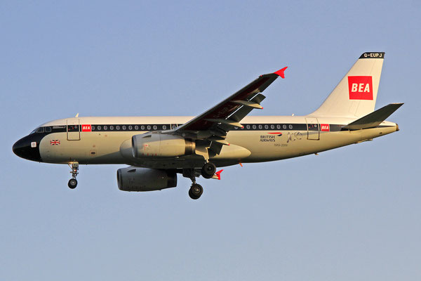 Hier ist die G-EUPJ am 27. Juni 2019 beim abendlichen Anflug auf die Bahn 09L zu sehen.  