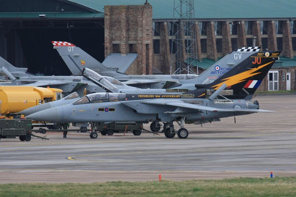 Die ZE734 wärend Wartungsarbeiten auf dem Apron.