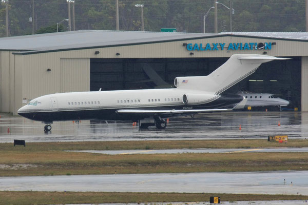 Eine private Boeing 727-31 parkte im General Aviation Bereich. Der strömende Regen und die große Distanz verhinderten leider mehr Kontrast.