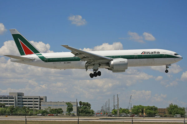 Die großen europäischen Airlines, wie hier Alitalia mit Boeing 777-200, bedienen Miami regelmäßig.