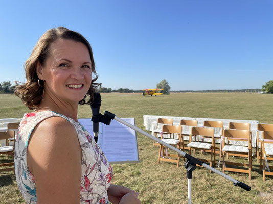 Alles ready! Gleich kann die Freie Trauung starten! Braut & Bräutigam kommen mit dem Flieger.
