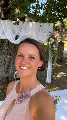 Die Traurednerin Stefanie ist überglücklich, dass die Freie Trauung so gut gelungen ist und alle happy waren - trotz mittlerweile 36 Grad im Schatten 