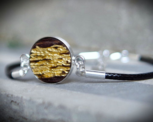 Aktuell verfügbares Armband aus Holz mit alter Eiche, 24 Karat Blattgold und 925 Silberfassung