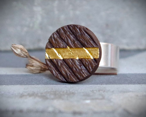 Ring aus alter Eiche mit 24K Blattgold als handgefertigter Holzschmuck mit Vergoldung