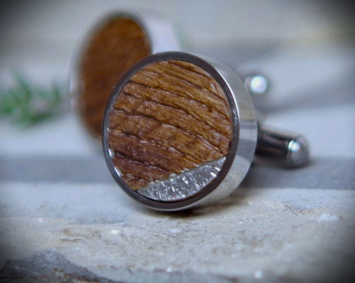 Manschettenknöpfe aus Holz mit Platin, alter Eiche, gebürsteter Oberfläche und ruhiger Holzstruktur