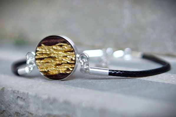 Armband aus Holz aus alter Eiche mit Goldveredelung und Silberfassung