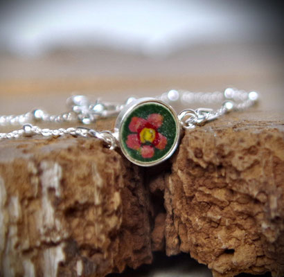 Armband aus Holz mit floralem Blütenmuster aus altem Bauernteller-Holz, 925-Silberfassung und größenverstellbarem Baumwollband, aktuell verfügbar