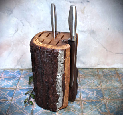 Messerblock aus Holz mit Platin, alte Fachwerk-Eiche mit Rinde und Magnet für ein außen sichtbares Messer
