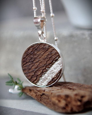 Verfügbare Kette mit Anhänger aus alter Fachwerk-Eiche, Platin-Inlay und 925 Silberfassung, handgefertigter Holzschmuck von Jahres-Ringe.