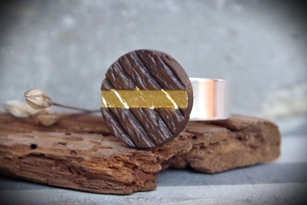 Ring aus Holz aus historischer Eiche mit Goldveredelung und sichtbarer Holzstruktur