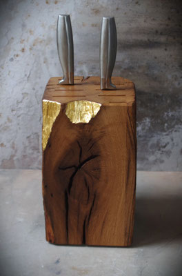 Verfügbarer Messerblock aus Holz aus altem Fachwerk-Eichenholz mit Blattgold, sichtbarem Astloch und gebürsteter originaler Balkenoberfläche von Jahres-Ringe.