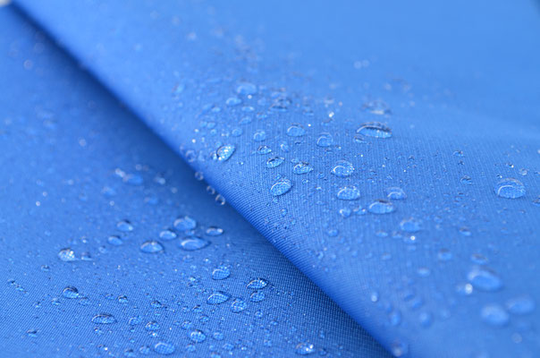 Polyestergewebe in Blau mit Wassertropfen für Bootsplanen