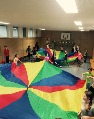 Fallschirmspiele in der Turnhalle