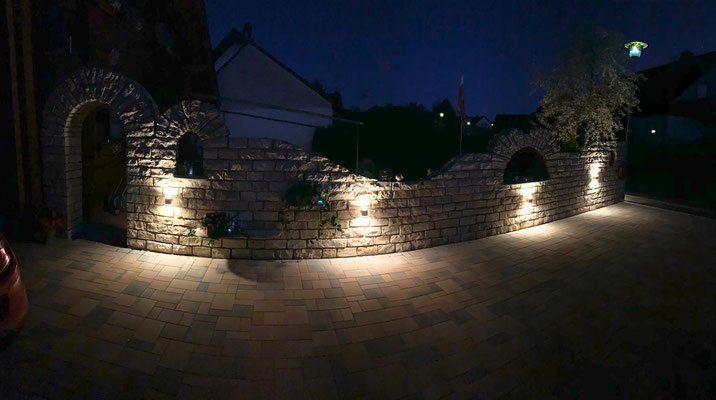 Natursteinmauer mit individueller Beleuchtung