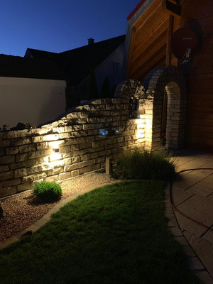 Natursteinmauer mit individueller Beleuchtung