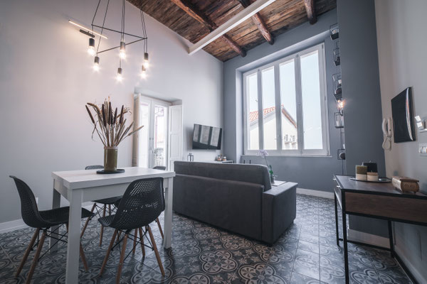Wohnbereich der Palinuro Suite in den Palazzo Paladini Luxury Suites mit Panoramafenster und Meerblick