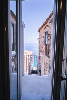 Blick auf das Tyrrhenische Meer vom Balkon der Vulcano Suite in den Palazzo Paladini Luxury Suites
