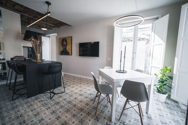 Esstisch und Küchenbar in der Panarea Suite in Pizzo, Kalabrien