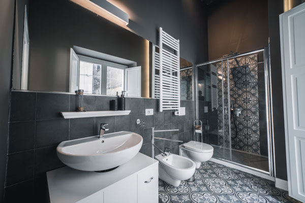 Geräumiges Badezimmer der Palinuro Suite in Pizzo, Kalabrien