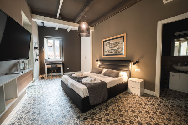 Schlafzimmer der Marsili Suite mit Doppelbett in den Palazzo Paladini Luxury Suites