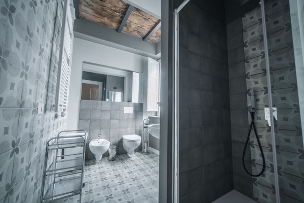 Badezimmer der Panarea Suite in Pizzo, Kalabrien – modern und komfortabel