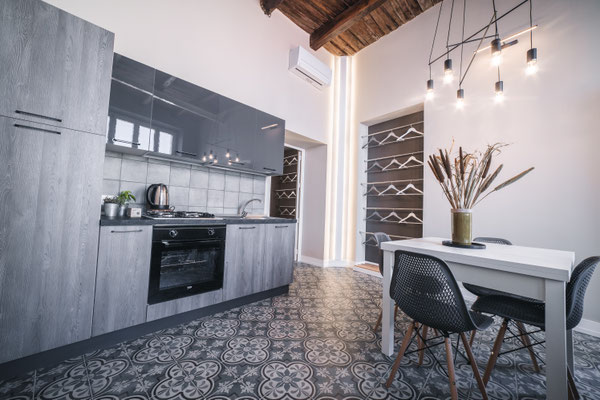 Küchenzeile mit Essbereich in der Palinuro Suite in Pizzo, Kalabrien