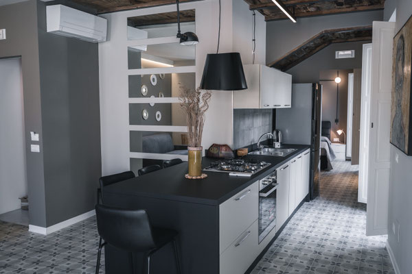 Küche mit Barbereich und Zugang zum Schlafzimmer in der Panarea Suite im Palazzo Paladini
