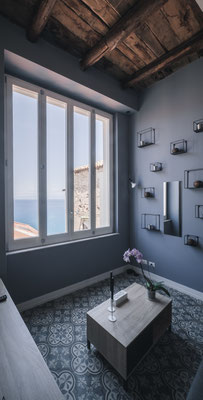 Meerblick auf das Tyrrhenische Meer vom Wohnzimmer der Palinuro Suite in den Palazzo Paladini Luxury Suites in Pizzo