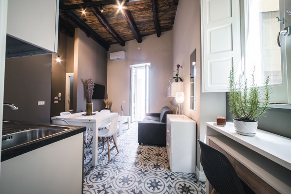 Blick vom Schlafzimmer der Vulcano Suite in den Palazzo Paladini Luxury Suites auf Wohnbereich und Balkon in Pizzo, Kalabrien