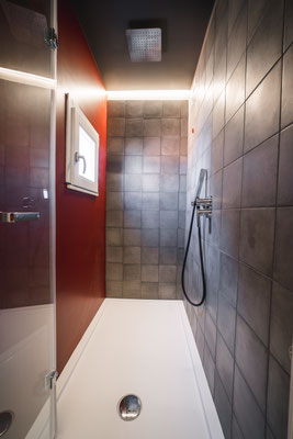 Dusche der Vulcano Suite in Pizzo, Kalabrien mit Blick aufs Tyrrhenische Meer