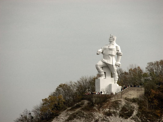 Памятник артему в святогорске фото