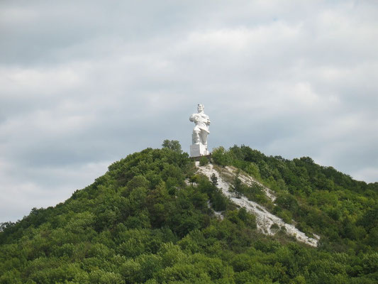 Памятник артему в святогорске фото