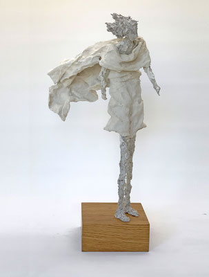 Skulptur Die Bürde | Gehende Figur im Wind mit schwerer Schleppe aus gehärtetem Papier-Komposit | Privatsammlung USA