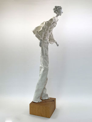 Monochrome Skulptur aus gehärtetem Papier und Textil-Kleidung.